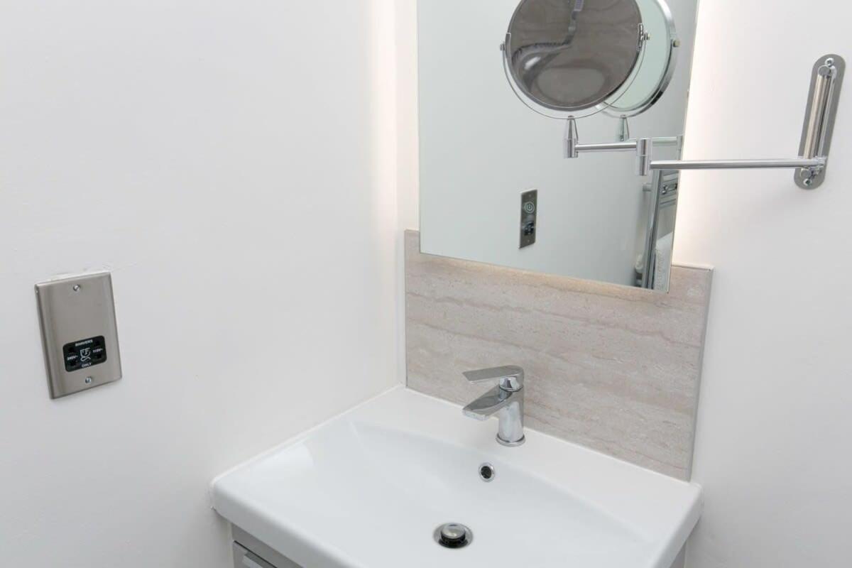 Stunning 2 Bedroom Apartment In Wallasey Eksteriør bilde